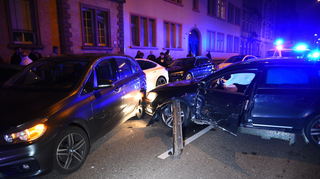 Bei einem schweren Verkehrsunfall auf dem Mannheimer Luisenring sind am Samstagabend drei Personen verletzt worden.