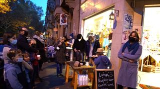 Ein Prosit auf die Lange Nacht der Kunst und Genüsse: Bei Waldwichtel Kinderkleidung & mehr (Lange Rötterstr.38) begrüßt Stephanie Wider ihre Gäste mit heißem Apfelsaft oder Apfelwein