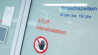 Die Aufschrift «STOP Intensivstation» klebt in einer Klinik an einer Glastür. (Symbolbild)