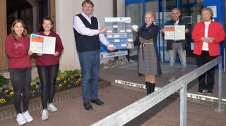 Bei der Übergabe der Organspendetafel: Sophie Mohr (v.l.), Riunda Schaub, Volker Scheib, Diana Stolz, Dr. Panagiotis Porikis und Anna Lugert.