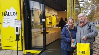 Elke Reimann und Jürgen Kollum vor dem Container am Technoseum mit ihren neuen Einkäufen – ein T-Shirt und ein knallgelber Hoodie.
