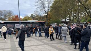 Schlange vor dem Impfbus am Carl-Benz-Stadion beim Heimspiel des SV Waldhof gegen Zwickau Ende Oktober: Zu diesem Zeitpunkt war es nur noch etwa eine Dreiviertelstunde bis zum Anpfiff.