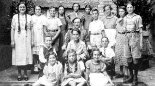 Ladenburger Kantor Sally Rosenfelder (Mitte) mit seinen Schülerinnen und Schülern in den 1930er Jahren: Wer von ihnen mag den Holocaust überlebt haben?