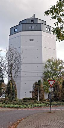 Der Hochbunker mit Penthouse-Aufbau in der Saarlandstraße. Im kommenden Frühjahr soll die Wohnung bezugsfertig sein.