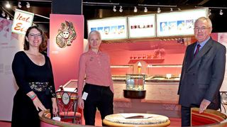 Eisdiele als Symbol für Einwanderung (v.l.): Ausstellungsmacher Anne Mahn, Katharina Matthies und Hartwig Lüdtke, Direktor des Technoseums.