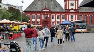 Die Impfbusse erfreuen sich, wie hier auf dem Mannheimer Marktplatz, großer Beliebtheit. Nun wird das Angebot durch feste Standorte ergänzt.