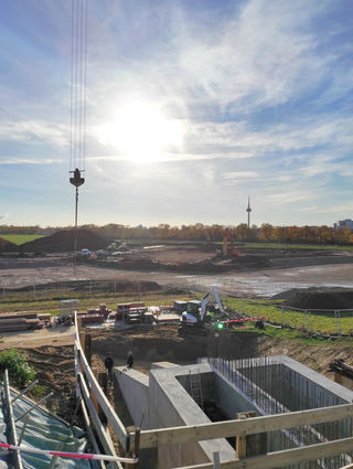 Es tut sich etwas auf dem Bugagelände: Sowohl das Fundament des Panoramastegs als auch der Fledermausturm sind fertiggestellt. Hier: der Panoramasteg.