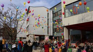 Mit bunten Luftballons begrüßten die Kinder der Schillergrundschule in Neckarau ihre neuen Räume.