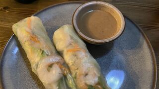 Lecker: Vietnamesische Sommerrolle mit Erdnusssoße.