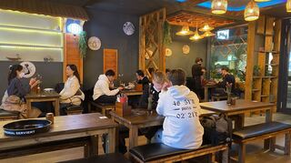 Raumteiler aus Holz, asiatische Lampen und nüchterne Tische: Vietnamesische Atmosphäre im "Hanoi Pho".