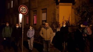 Hitzige Diskussion in eisiger Kälte beim abendlichen Ortstermin mit SPD-Fraktionschef Thorsten Riehle (Mitte).