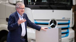 Martin Daum, Vorstandsvorsitzender der Daimler Truck AG. Im Hintergrund der vollelektrisch angetriebene Lkw eActros.