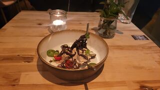 Feines Dessert: Nougat Mousse mit Schokolade.