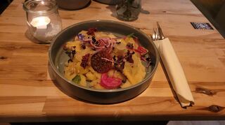 Deftig und gleichzeitig edel: „Love Made TastyTashes“, sprich Maultaschen, dazu „Grumbeeresalat“ und Zwiebelschmelze.