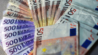 Euro-Banknoten liegen ausgebreitet auf einem Tisch. (Symbolbild)