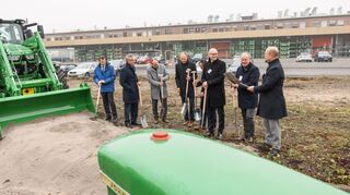 Bereit für den Spatenstich, u.a. mit Markwart von Pentz, Präsident der John-Deere-Landmaschinensparte (2.v.l.) und Bürgermeister Christian Specht (3.v.l.).