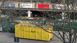 Ende einer Büro-Arbeitswelt: Alles, was von der Inneneinrichtung im Collini Center übrigbleibt, wird sortiert und entsorgt.
