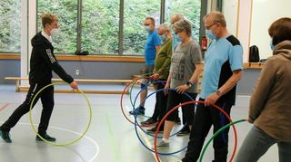 Reifenübungen zählen zur Reha-Behandlung für Long-Covid-Patienten.