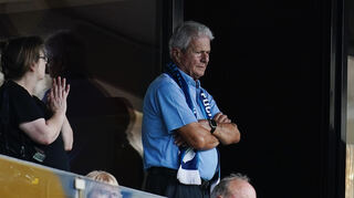 Fußball: Bundesliga, TSG 1899 Hoffenheim - FSV Mainz 05, 4. Spieltag, PreZero Arena. Hoffenheims Mäzen Dietmar Hopp steht auf der Tribüne. +++ dpa-Bildfunk +++