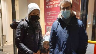 Julia Keßler und ihr Partner Abraham Muniz Chicharro verweisen auf eine hohe Impfquote in Spanien.