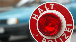 Eine Kelle mit der Aufschrift "Halt Polizei" (Symbolbild).