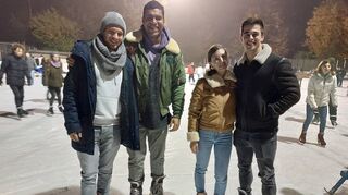 Anthony Lansche (v.l.), Samuel Klamm, Chiara Utro und ihr Freund Tino Caldarelli genießen das Fahren auf dem Eis.