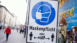 Mannheim: Ein Schild mit der Aufschrift "Maskenpflicht" hängt in der Innenstadt.
