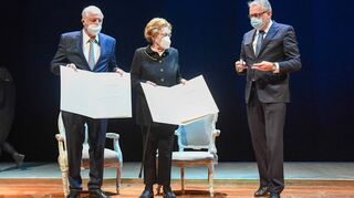 OB Peter Kurz (rechts) überreicht im Nationaltheater die Urkunden und die Goldene Bürgermedaille an Achim Weizel und Ulla Hofmann