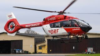Landung nach dem ersten Einsatz: Der neue Rettungshubschrauber „Christoph 53“ setzt auf seiner Plattform in Neuostheim auf.