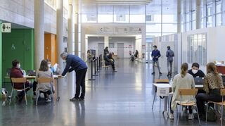 Es sieht zwar überschaubar aus im Eingangsbereich der Alten Chirurgie in Heidelberg. Doch alle Impftermine sind ausgebucht.