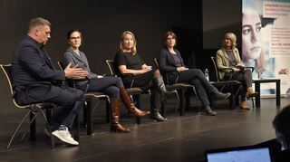 Diskussionsrunde bei der Abendakademie über das Thema Long Covid: Marco Heser (v.l.), Uta Merle, Claudia Schilling, Sandra Stengel und Stefanie Ball.