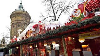 Der Aufbau der Weihnachtsmärkte, wie hier am Wasserturm, ist fast abgeschlossen. Sollte noch eine neue Corona-Verordnung beschlossen werden, könnte der Start am Montag noch platzen.