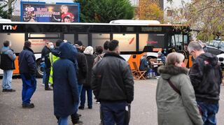Großer Andrang am Impfbus auf dem Edeka-Parkplatz in Neuostheim – doch nicht alle Interessierten bekommen einen Termin.