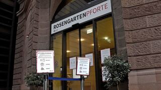 Eingangsbereich im Rosengarten. Bei der Sitzung des Gemeinderats am Donnerstag galt sogar die 2Gplus-Regel.