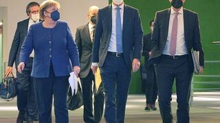 Auf dem Weg zur Pressekonferenz: Angela Merkel (v.l.), Olaf Scholz (verdeckt), Hendrik Wüst und Michael Müller.
