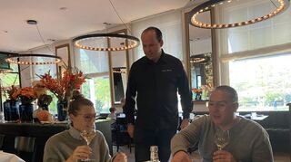 Geschäftsführer und Spitzenkoch Tristan Brandt bei seinen Gästen.