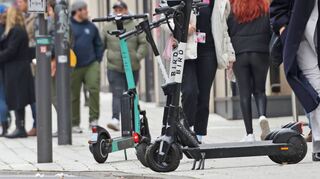 Sorgen immer wieder für Diskussion: auf dem Gehweg geparkte E-Scooter (hier in der Fressgasse).