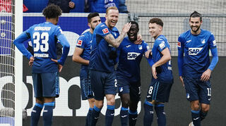 Hoffenheims Torschütze Diadie Samassekou (3.v.r.) jubelt mit seinen Mitspielern über sein Tor zum 1:0.