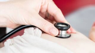 Ein Säugling wird mit einem Stethoskop abgehört: Infektionen mit dem RS-Virus sorgen im Moment für viele Fälle von Atemwegserkrankungen.