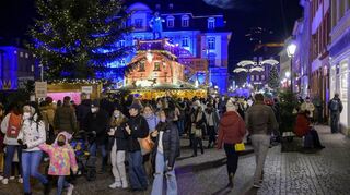 Lange Schlangen vor den Eingängen zum Weihnachtsmarkt in Heidelberg am Wochenende: Sicherheitsabstände können dort nicht immer eingehalten werden.