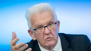 Winfried Kretschmann (Bündnis 90/Die Grünen), Ministerpräsident von Baden-Württemberg, spricht im Landtag bei einer Regierungs-Pressekonferenz. (Archivbild)