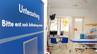 Blick in ein Untersuchungszimmer der Kinder-Tagesklinik.