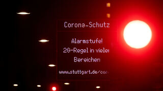 "2G-Regel in vielen Bereichen!": Eine Anzeige weist in der Stuttgarter Innenstadt auf die Corona-Alarmstufe hin.