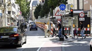 In der Kunststraße zwischen N 7 und O 7 ist bereits im Juli für den Teilabriss des alten Kaufhofs ein Bauzaun aufgestellt worden.