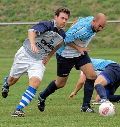 <p>Sebastian Mathes, hier links im Laufuell mit Nicola Jacubino, sorgte für den 1:0-Führungstreffer gegen Riedrode.</p>