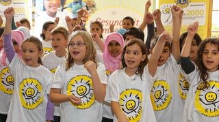 <p>Drittklässler der Johannes-Kepler-Schule zeigen beim Empfang im Rathaus, wie man spielerisch etwas über Gesundheit lernen kann.</p>