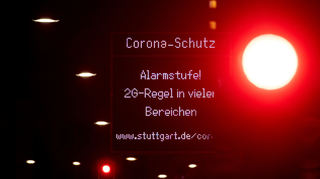 "2G-Regel in vielen Bereichen!": Eine Anzeige weist in der Stuttgarter Innenstadt auf die Corona-Alarmstufe hin.