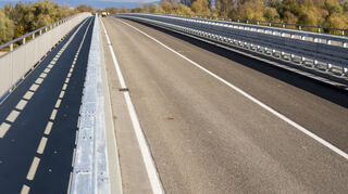 22.11.21 Die regional wichtige Alte Rheinbrücke Salierbrücke Speyer ist seit dem 21.01.19 wegen Bauarbeiten zur Brückensanierung gesperrt und konnte während der Baumassnahme nur von Radfahrern, Fußgängern, Shuttlebussen und Rettungsdiensten passiert werden. Die Bauarbeiten sollten ca. 26 Monate dauern, dauerten aber u.a. aufgrund von Schadstoffbelastungen ca. 1 Jahr länger. 2 Tage vor der offiziellen Eröffnung am 24.11.21 finden letzte Arbeiten statt und es herrscht noch ein wenig Ruhe vor dem Sturm