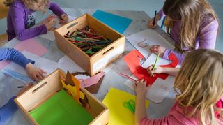 Gemeinsam mit Gleichaltrigen in der Kita: Das wünschen sich die meisten Eltern für ihre Kinder. Aber viele gehen bei der Suche nach einem Platz leer aus.