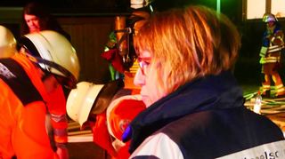 An lila Westen oder Jacken erkennbar: Notfallseelsorger im Einsatz, hier bei einer Übung in Seckenheim.